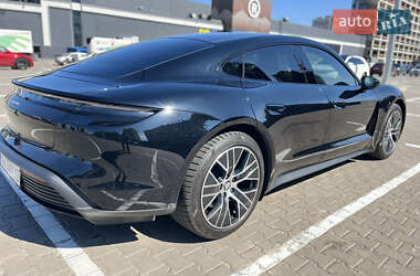 Седан Porsche Taycan 2021 в 