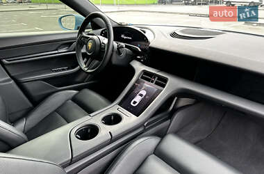 Седан Porsche Taycan 2020 в 