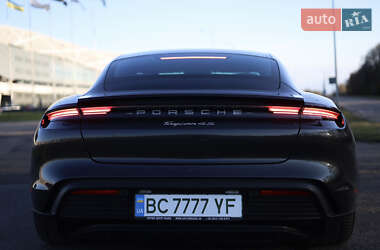 Седан Porsche Taycan 2020 в 