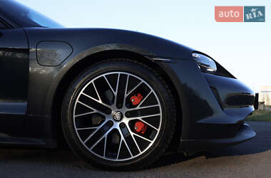 Седан Porsche Taycan 2020 в 