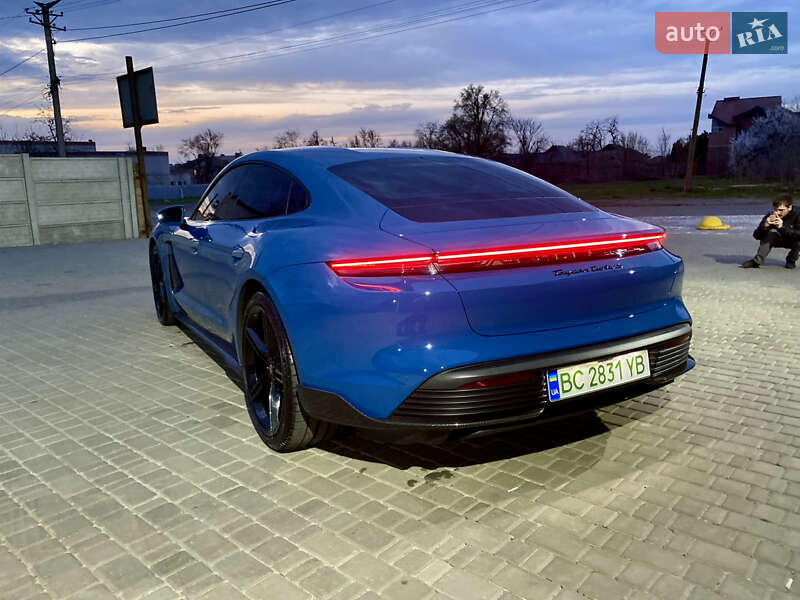 Седан Porsche Taycan 2022 в Киеве