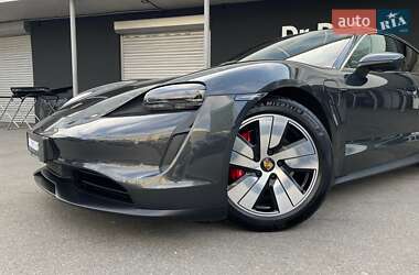 Седан Porsche Taycan 2022 в 