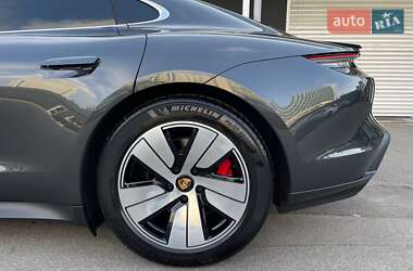 Седан Porsche Taycan 2022 в 