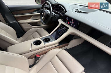 Седан Porsche Taycan 2023 в 