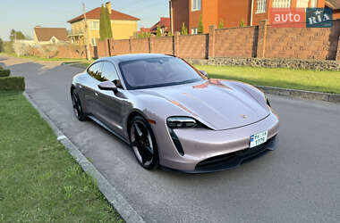 Седан Porsche Taycan 2022 в 
