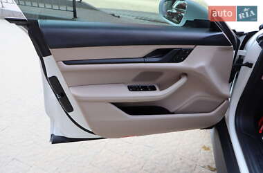 Седан Porsche Taycan 2021 в 