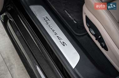 Седан Porsche Taycan 2021 в 