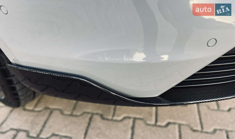 Седан Porsche Taycan 2020 в Киеве