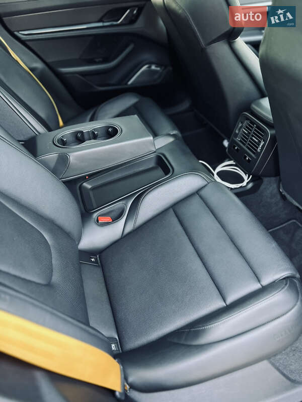 Седан Porsche Taycan 2020 в Киеве