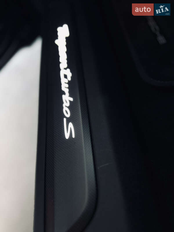 Седан Porsche Taycan 2020 в Киеве