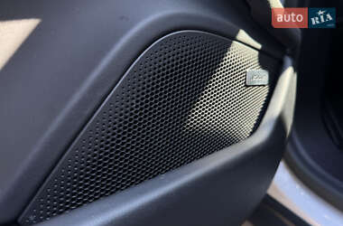 Седан Porsche Taycan 2023 в 