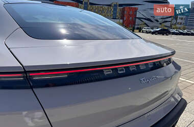 Седан Porsche Taycan 2021 в 
