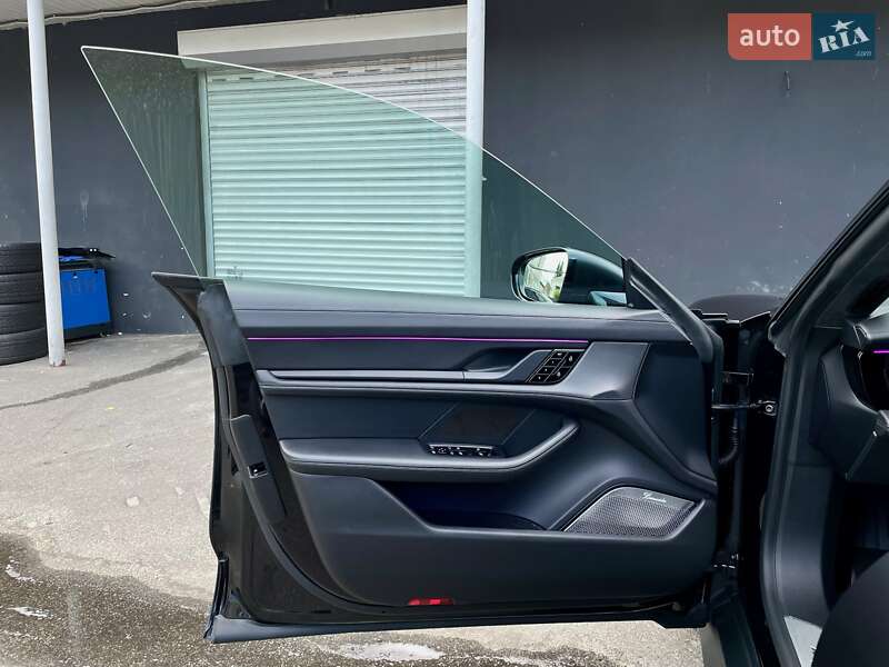 Седан Porsche Taycan 2020 в Киеве