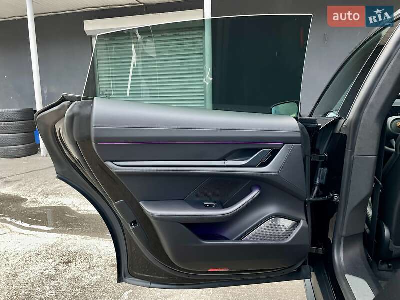 Седан Porsche Taycan 2020 в Киеве