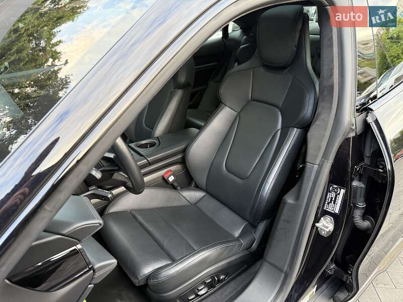 Седан Porsche Taycan 2019 в Киеве