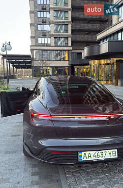 Седан Porsche Taycan 2021 в 