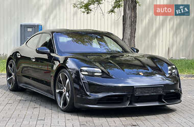 Седан Porsche Taycan 2020 в 