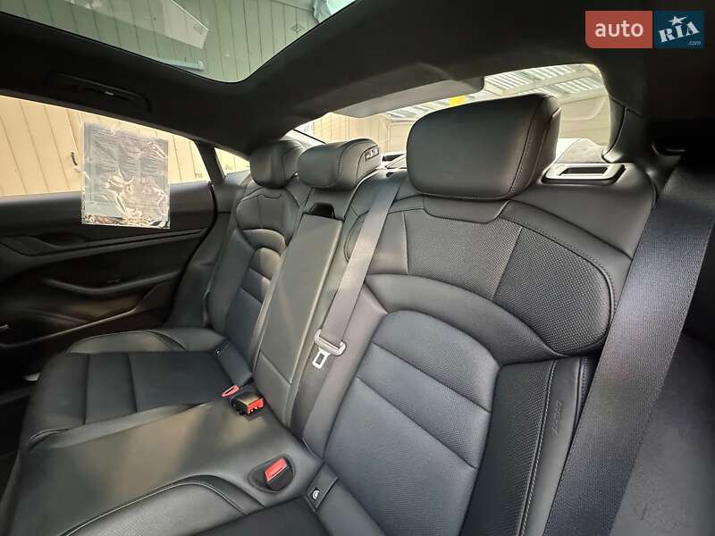 Седан Porsche Taycan 2021 в Мукачевому