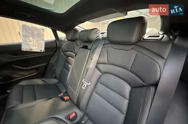 Седан Porsche Taycan 2021 в 