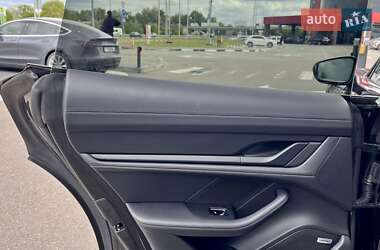 Седан Porsche Taycan 2021 в 