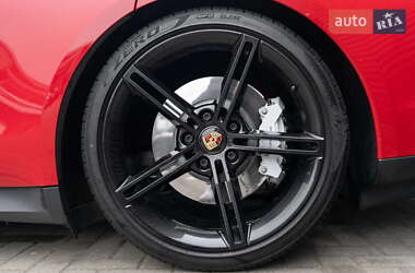 Седан Porsche Taycan 2021 в 