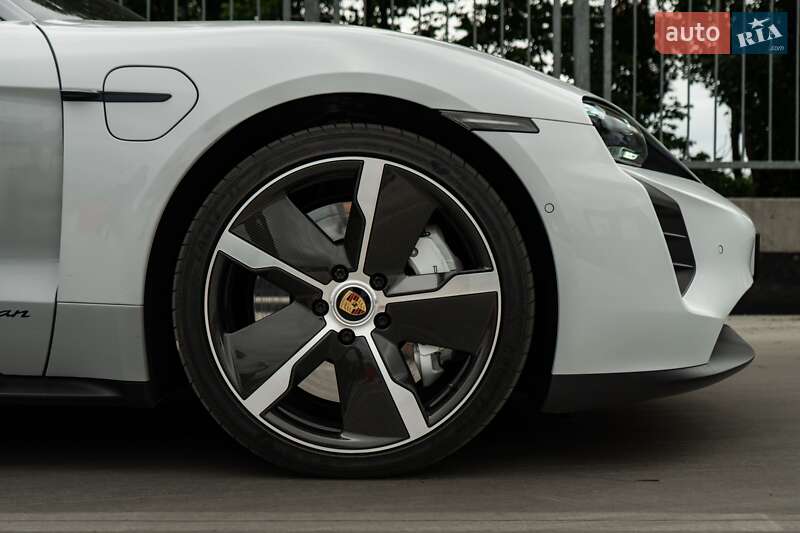 Седан Porsche Taycan 2021 в Києві