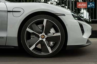 Седан Porsche Taycan 2021 в 