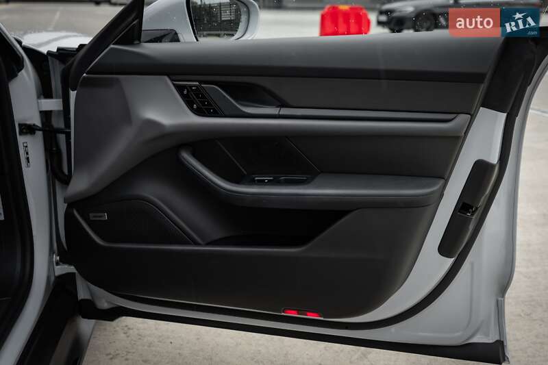 Седан Porsche Taycan 2021 в Києві