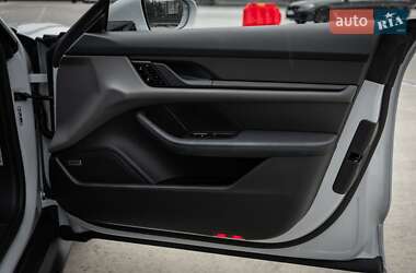 Седан Porsche Taycan 2021 в 
