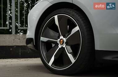 Седан Porsche Taycan 2021 в 