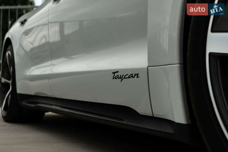 Седан Porsche Taycan 2021 в Києві