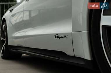 Седан Porsche Taycan 2021 в 