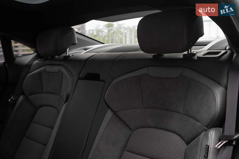 Седан Porsche Taycan 2021 в Києві