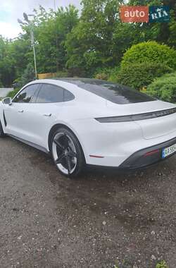 Седан Porsche Taycan 2022 в 