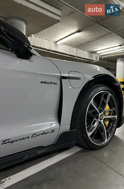 Седан Porsche Taycan 2023 в 