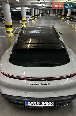 Седан Porsche Taycan 2023 в 