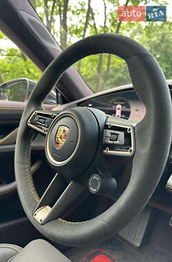 Седан Porsche Taycan 2023 в 