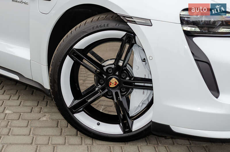 Седан Porsche Taycan 2020 в Киеве