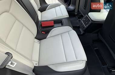 Седан Porsche Taycan 2021 в 