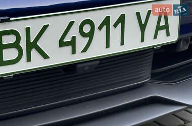 Седан Porsche Taycan 2021 в 