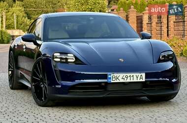 Седан Porsche Taycan 2021 в 