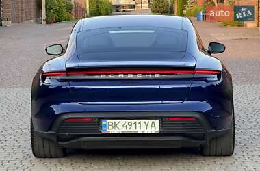 Седан Porsche Taycan 2021 в 