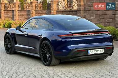 Седан Porsche Taycan 2021 в 