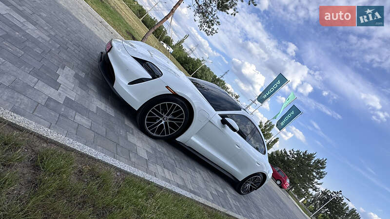 Седан Porsche Taycan 2021 в Києві