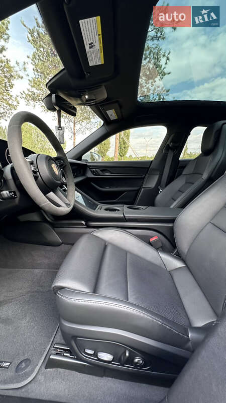 Седан Porsche Taycan 2021 в Києві