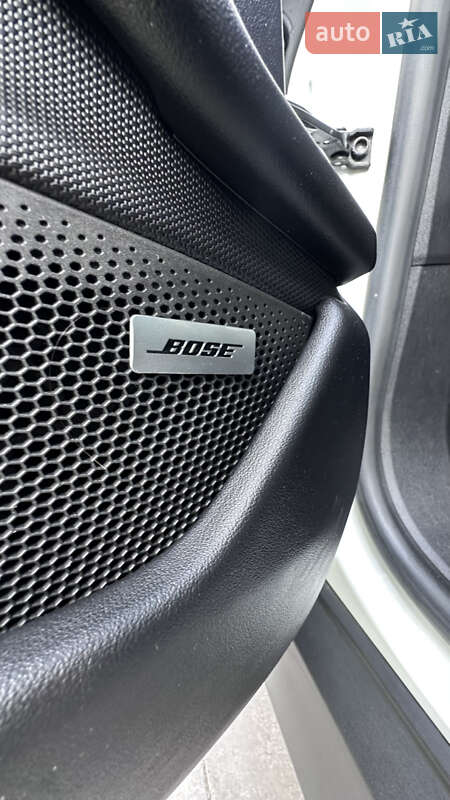 Седан Porsche Taycan 2021 в Києві