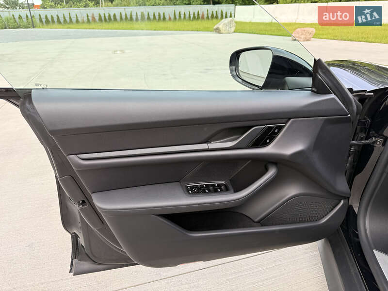 Седан Porsche Taycan 2021 в Луцке