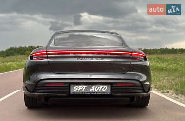Седан Porsche Taycan 2021 в 
