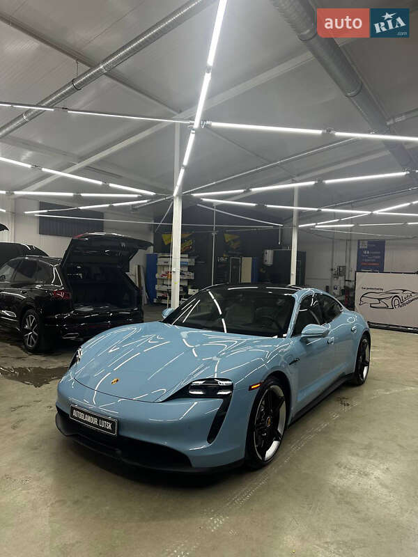 Седан Porsche Taycan 2020 в 