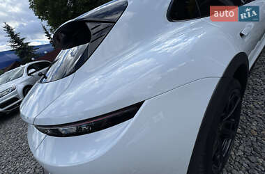 Седан Porsche Taycan 2021 в 